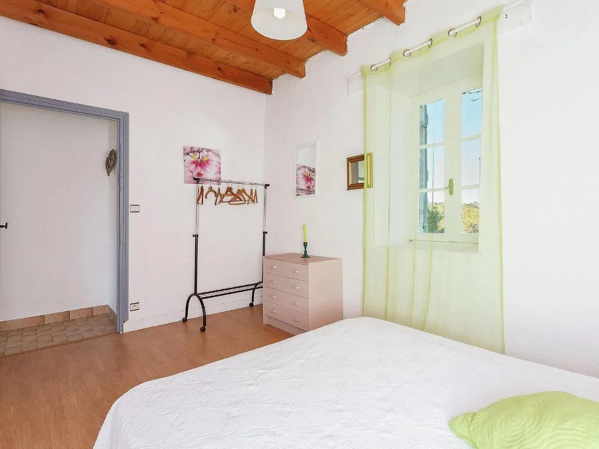 Attractive Holiday Home With Terrace Saint-Caprais  0*, Saint-Caprais (Lot)